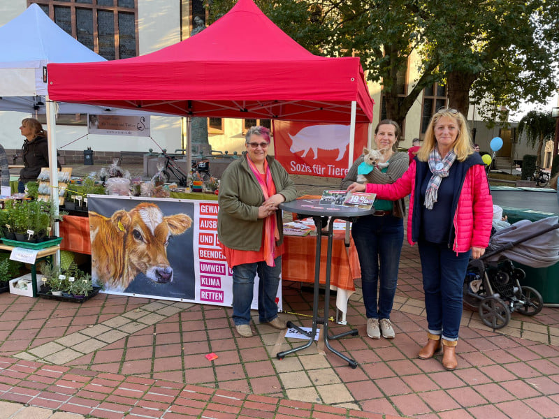 Auf dem Bild die unsere Regionalgruppenleitung (Brigitte & Irene) sowie die vegetarisch lebende Landtagskandidatin Ingrid Schütten (Wahlkreis Nordkreis Düren/Jülich).